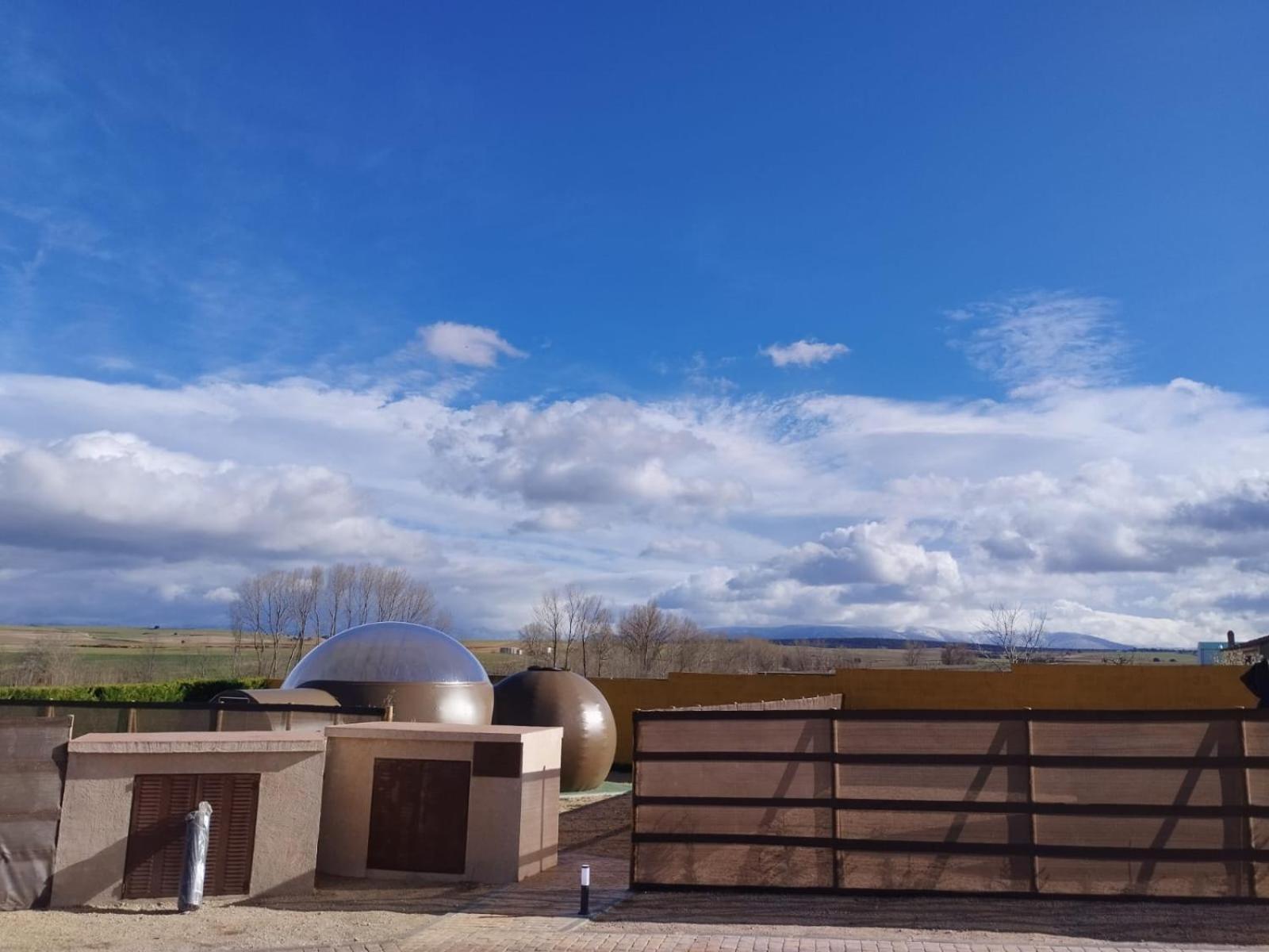 Cosmoveros - Hotel Burbuja Pedraza Kültér fotó