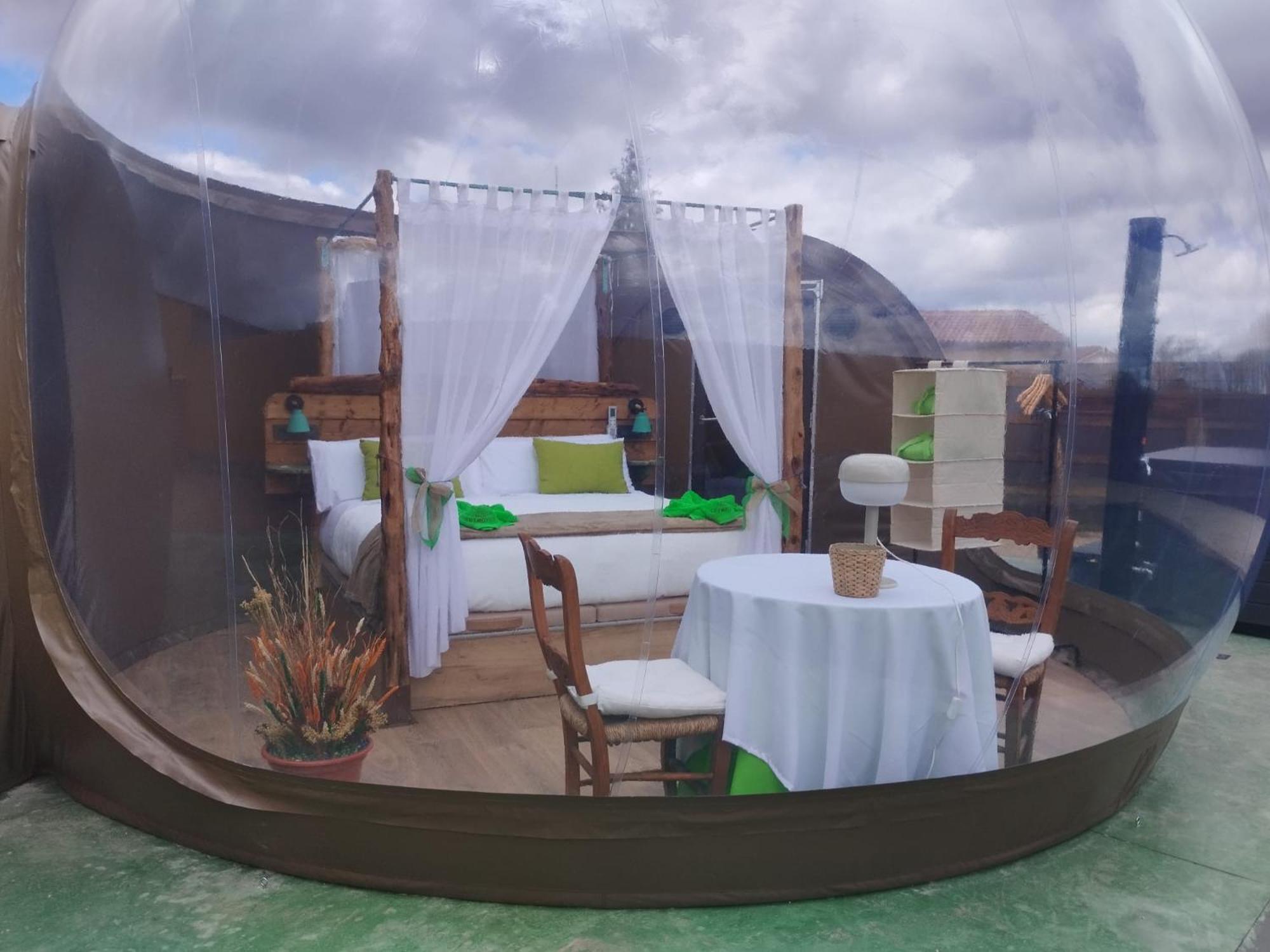 Cosmoveros - Hotel Burbuja Pedraza Kültér fotó