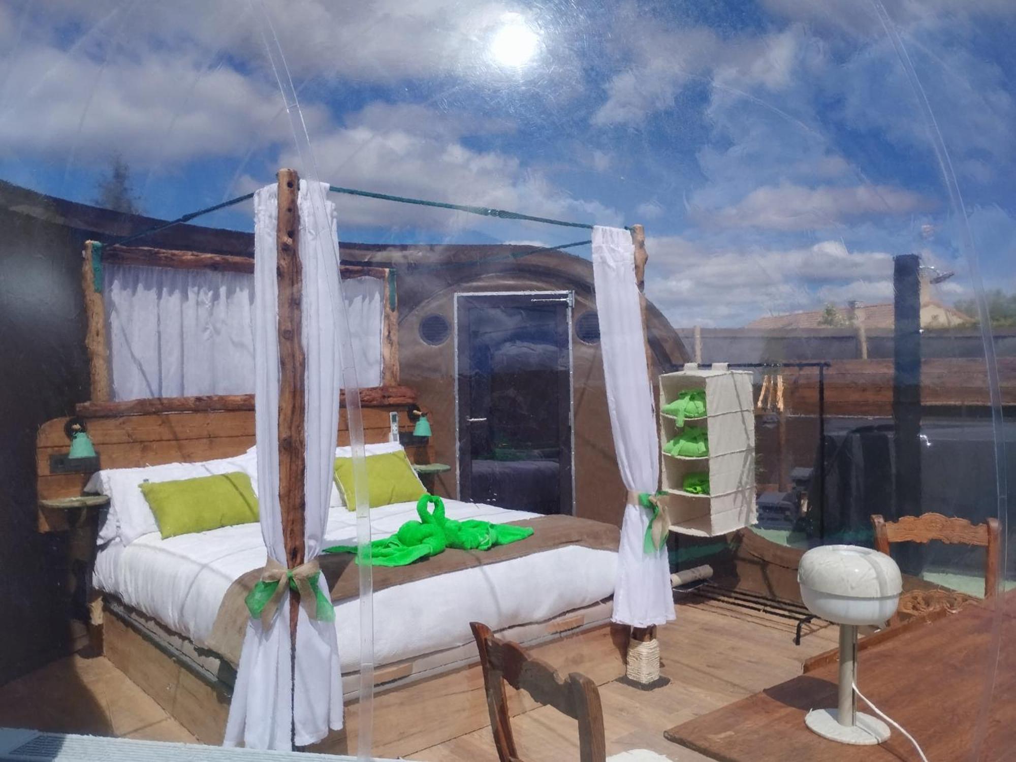 Cosmoveros - Hotel Burbuja Pedraza Kültér fotó