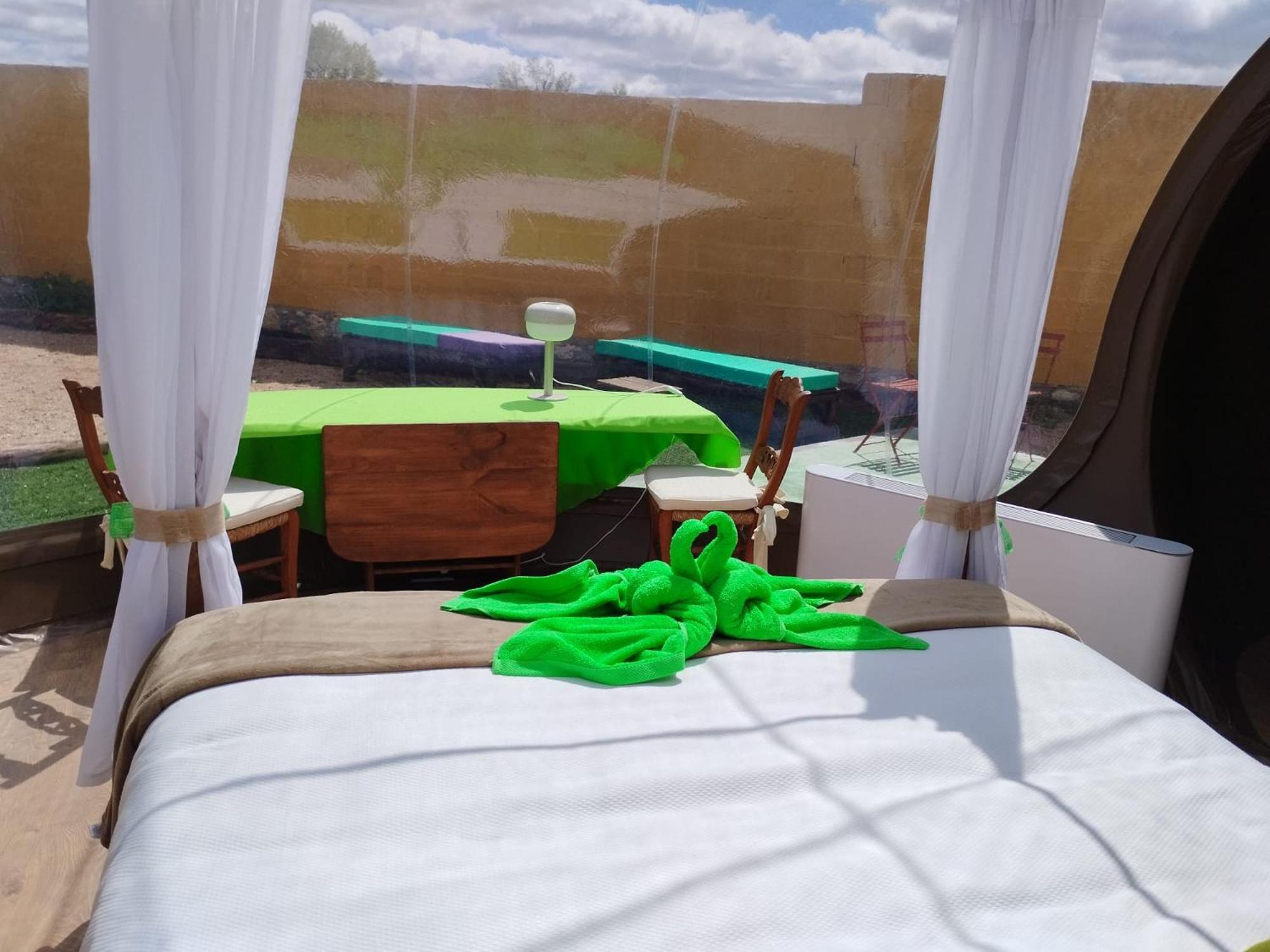 Cosmoveros - Hotel Burbuja Pedraza Kültér fotó