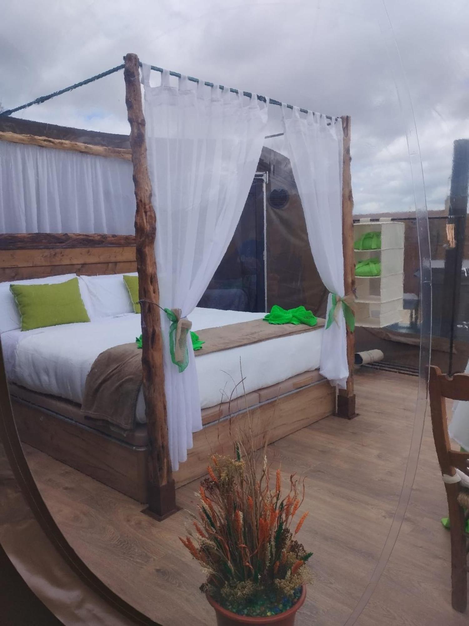 Cosmoveros - Hotel Burbuja Pedraza Kültér fotó