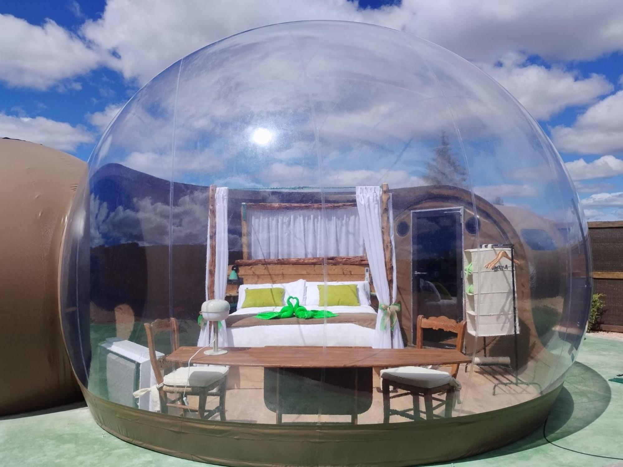 Cosmoveros - Hotel Burbuja Pedraza Kültér fotó