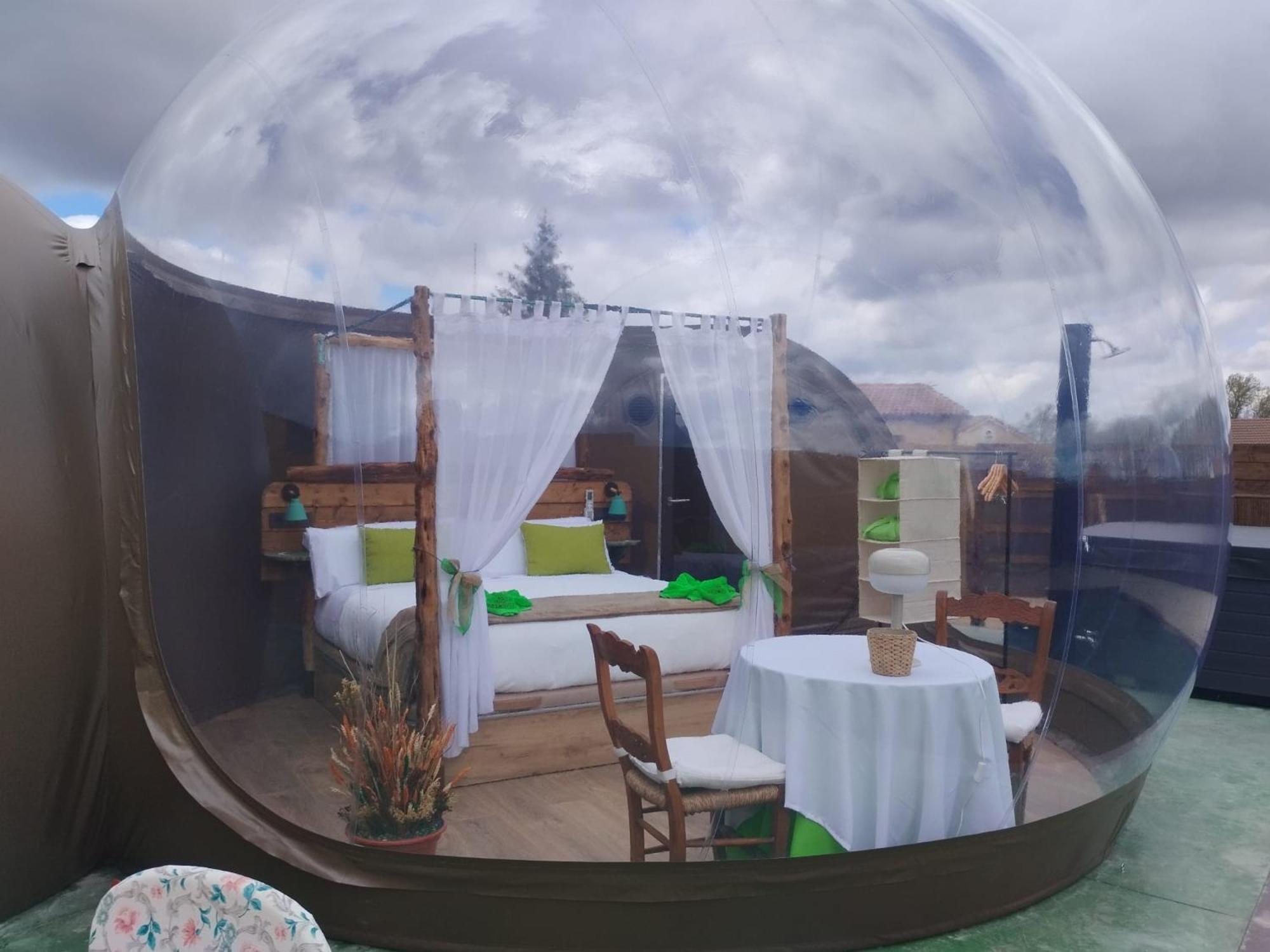 Cosmoveros - Hotel Burbuja Pedraza Kültér fotó