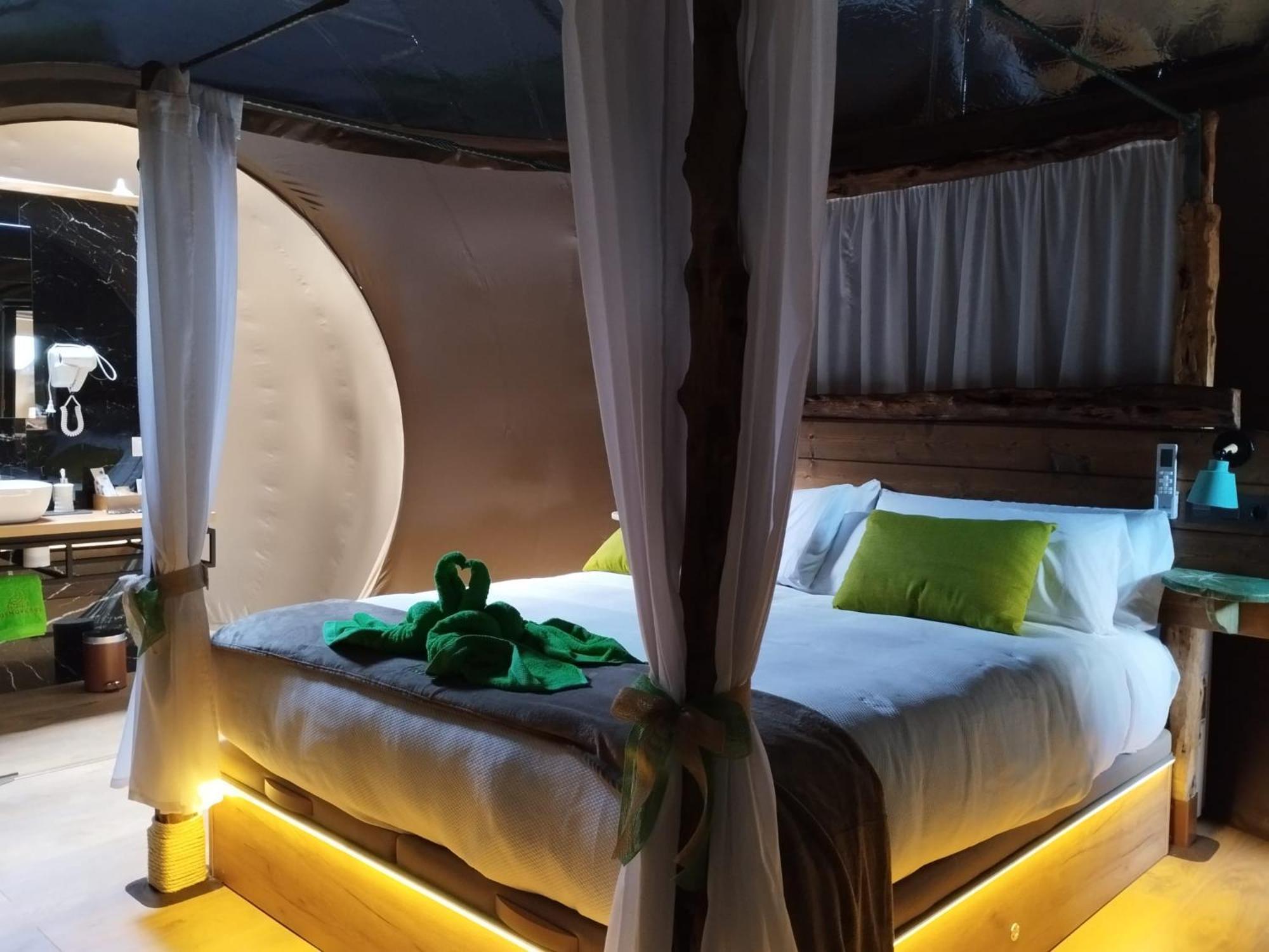 Cosmoveros - Hotel Burbuja Pedraza Kültér fotó