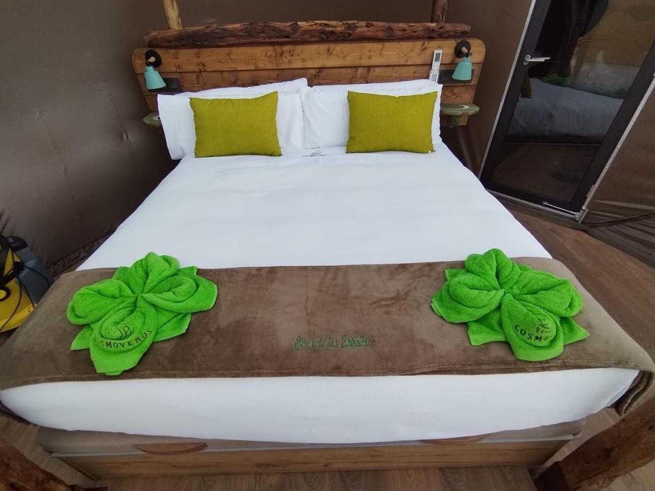 Cosmoveros - Hotel Burbuja Pedraza Kültér fotó